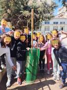 Με τη βοήθεια της Υπηρεσίας Πρασίνου του Δήμου μας, φυτέψαμε ένα δέντρο στην αυλή του σχολείου και αναλάβαμε τη συντήρησή του. 