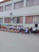 Η χορωδία τραγουδά στην αυλή