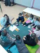 Μαθητές σε κύκλο συζητάνε για τα προβλήματα που αντιμετωπίζει η Γη