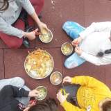 Η ομάδα κάθε μέρα κόβει τα οργανικά απορρίμματα που έρχονται από το σπίτι