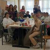 Μαθητές και εκπαιδευτικοί στη δημιουργία του ψηφιδωτού