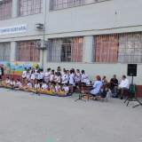 Η χορωδία τραγουδά στην αυλή