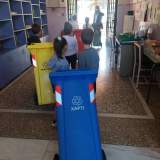 Οι μαθητές μετακινούν τους κάδους ανακύκλωσης ώστε να είναι πιο εύκολη η αποκομιδή τους