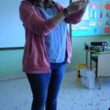 Η γεωπόνος κάνει επίδειξη φυτών.