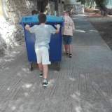 Τα παιδιά μας μεταφέρουν τους κάδους με τα ανακυκλωμένα καπάκια!